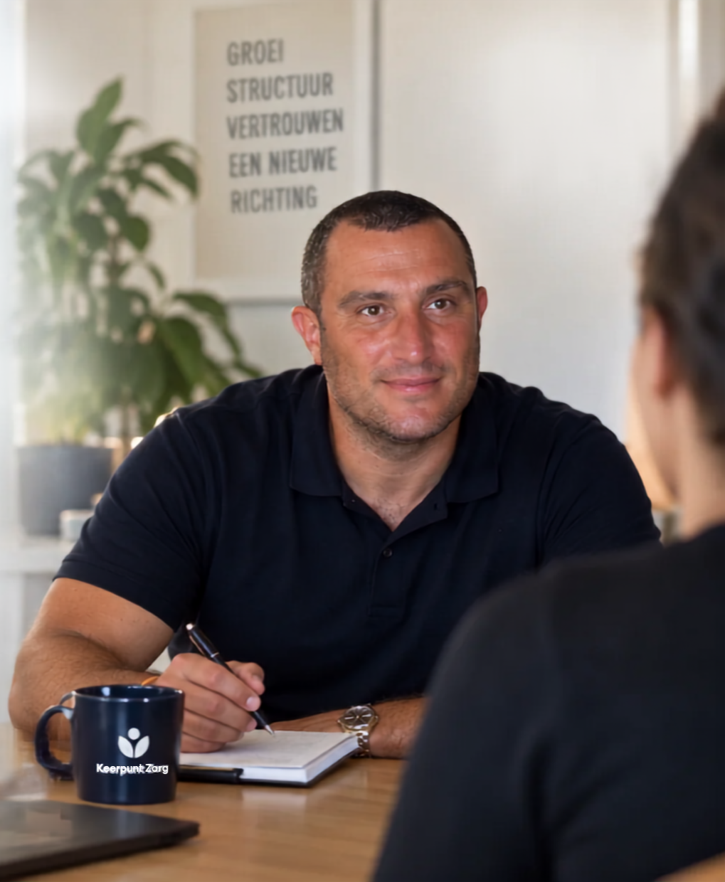Begeleider in gesprek met cliënt tijdens individuele begeleiding bij Keerpunt Zorg